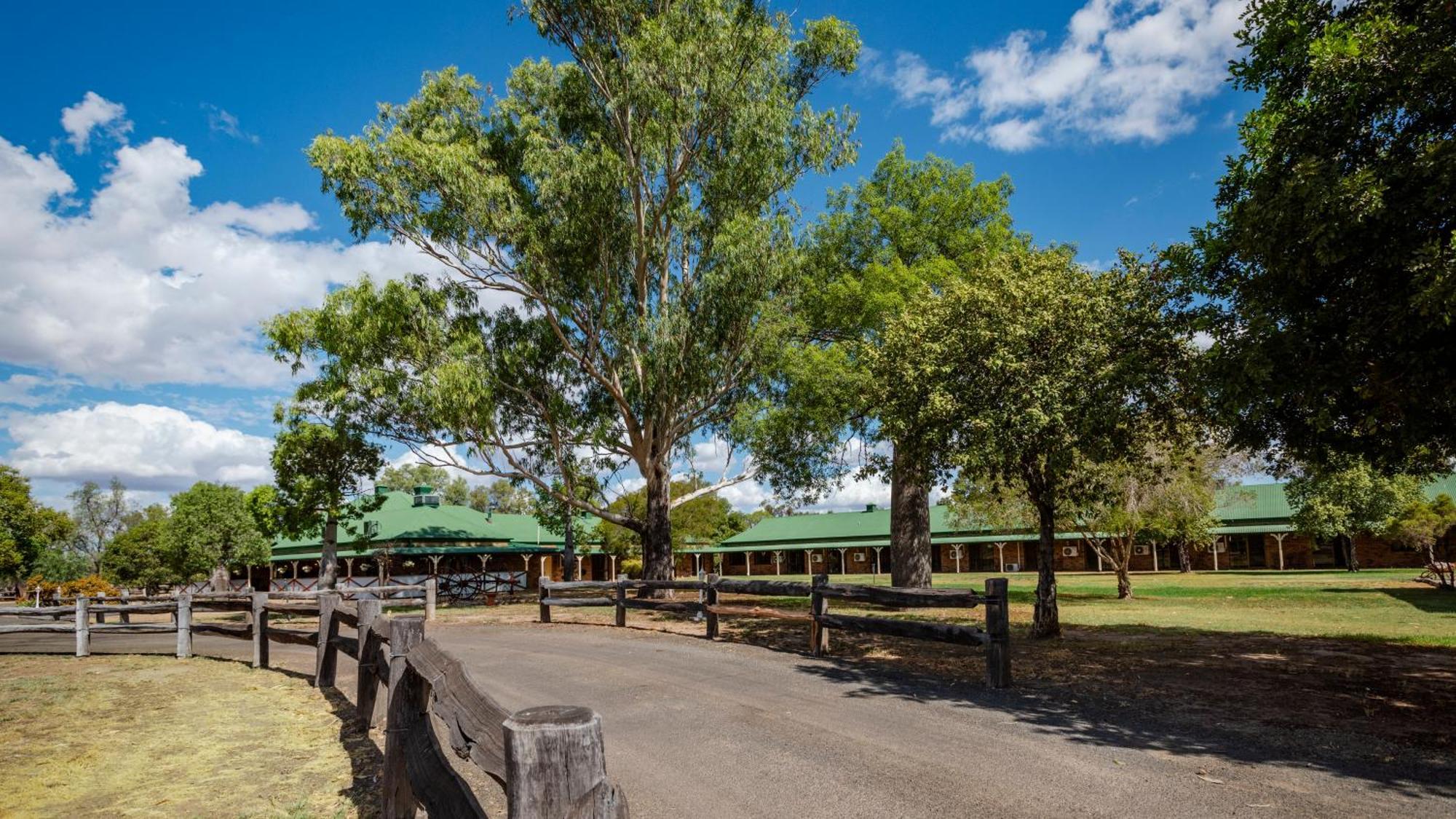 Overlander Homestead Motel Roma Exterior foto
